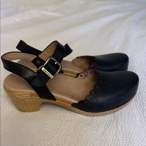 Dansko Black Leather Scalloped mary jane Clogs with Wood-Tone Heel sz 38